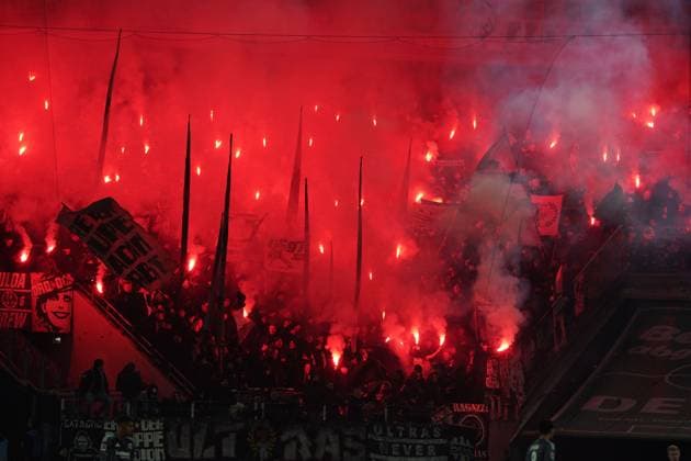 Fußball, 1 BL saison 2025 2026 1 FC Köln vs Eintracht Frankfurt , 22 11 2025, Rheinenergiestadion Köln, Eintracht Frankfurt ,Pyrotechnik, Feuerwerk copyright Gladys Chai von der Laage DFL regulations prohibit any use of photographs as image sequences and or quasi video