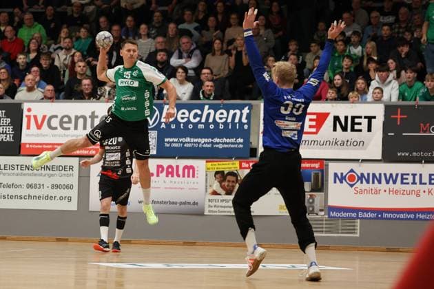 22 11 2025, Handball, Men, 3 League, Season South West, Season 2025 2026, HG Saarlouis TV Gelnhausen, Yves Kunkel HG Saarlouis , Daniel Drozdz TV Gelnhausen Saarlouis Stadtgartenhalle Saarland Germany DEU Copyright: xSebastianxBachx