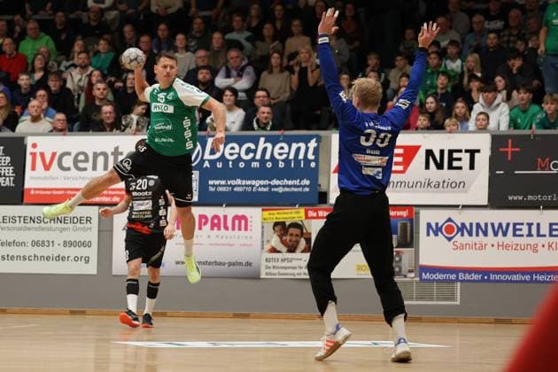 22 11 2025, Handball, Men, 3 League, Season South West, Season 2025 2026, HG Saarlouis TV Gelnhausen, Yves Kunkel HG Saarlouis , Daniel Drozdz TV Gelnhausen Saarlouis Stadtgartenhalle Saarland Germany DEU Copyright: xSebastianxBachx