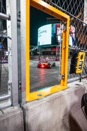 Formula 1 Heineken Las Vegas Grand Prix 2025 Thomas Cerato OVERTAKE MAXPPP - Las Vegas 22 11 2025 04 NORRIS Lando (gbr), McLaren F1 Team, action22 TSUNODA Yuki (jpn), Oracle Red Bull Racing, action at the Formula 1 Heineken Las Vegas Grand Prix 2025, the 22nd round of the 2025 FIA Formula 1 World Championship, WM, Weltmeisterschaft held on the Las Vegas Strip Circuit in Las Vegas, Nevada, United States, from 19 to 22 November 2025. Las Vegas Las Vegas Strip Circuit United States  Copyright: xOVERTAKE MAXPPPxThomasxCeratox OVT202511225142 OVT202511225142