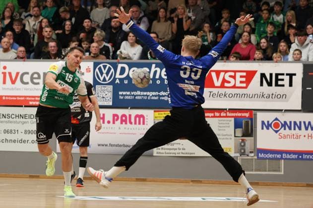 22 11 2025, Handball, Men, 3 League, Season South West, Season 2025 2026, HG Saarlouis TV Gelnhausen, Yves Kunkel HG Saarlouis , Daniel Drozdz TV Gelnhausen Saarlouis Stadtgartenhalle Saarland Germany DEU Copyright: xSebastianxBachx