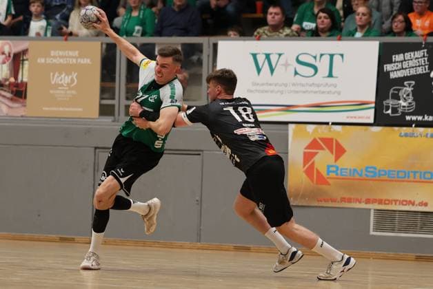 22 11 2025, Handball, Men, 3 League, Season South West, Season 2025 2026, HG Saarlouis TV Gelnhausen, Tom Paetow HG Saarlouis , Silas Altwein TV Gelnhausen Saarlouis Stadtgartenhalle Saarland Germany DEU Copyright: xSebastianxBachx