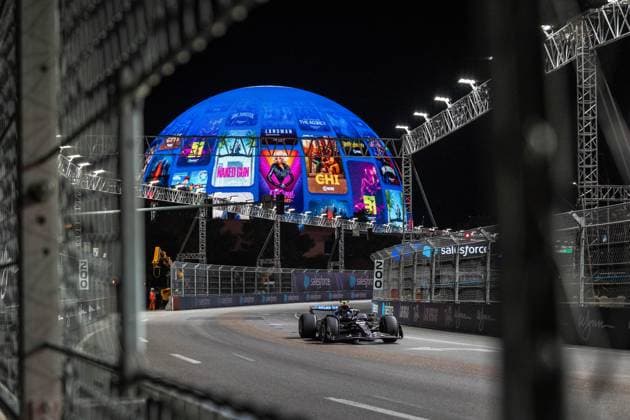 Formula 1 Heineken Las Vegas Grand Prix 2025 Thomas Cerato OVERTAKE MAXPPP - Las Vegas 22 11 2025 55 SAINZ Carlos (esp), Atlassian Williams Racing, action at the Formula 1 Heineken Las Vegas Grand Prix 2025, the 22nd round of the 2025 FIA Formula 1 World Championship, WM, Weltmeisterschaft held on the Las Vegas Strip Circuit in Las Vegas, Nevada, United States, from 19 to 22 November 2025. Las Vegas Las Vegas Strip Circuit United States  Copyright: xOVERTAKE MAXPPPxThomasxCeratox OVT202511225169 OVT202511225169
