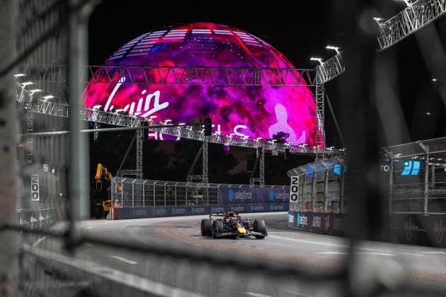Formula 1 Heineken Las Vegas Grand Prix 2025 Thomas Cerato OVERTAKE MAXPPP - Las Vegas 22 11 2025 01 VERSTAPPEN Max (nld), Oracle Red Bull Racing, action at the Formula 1 Heineken Las Vegas Grand Prix 2025, the 22nd round of the 2025 FIA Formula 1 World Championship, WM, Weltmeisterschaft held on the Las Vegas Strip Circuit in Las Vegas, Nevada, United States, from 19 to 22 November 2025. Las Vegas Las Vegas Strip Circuit United States  Copyright: xOVERTAKE MAXPPPxThomasxCeratox OVT202511225170 OVT202511225170