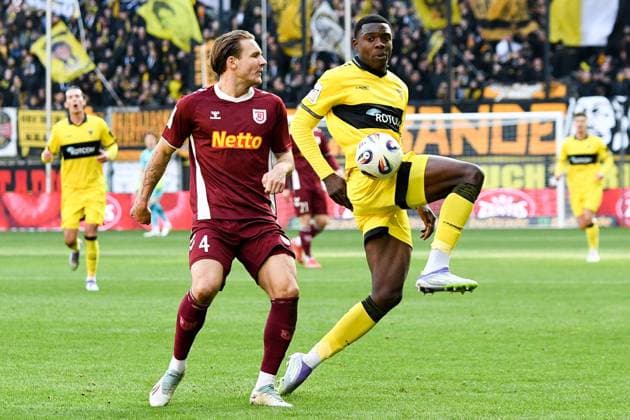v li Felix Strauss Jahn Regensburg, 4 , Emmanuel Chinedu Elekwa Alemannia Aachen, 14 , duel, duel, tackle, tackling, dynamics, action, action, 22 11 2025, Aachen Germany , Football, 3 Liga, TSV Alemannia Aachen Jahn Regensburg, Football, 3 Liga, TSV Alemannia Aachen Jahn Regensburg, DFB DFL REGULATIONS PROHIBIT ANY USE OF PHOTOGRAPHS AS IMAGE SEQUENCES AND OR QUASI VIDEO xmhx