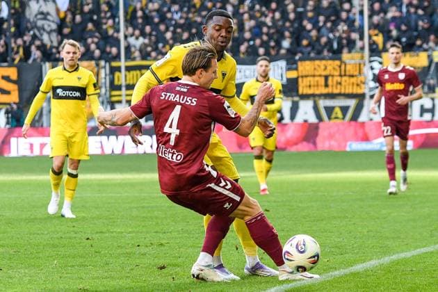 v li Felix Strauss Jahn Regensburg, 4 , Emmanuel Chinedu Elekwa Alemannia Aachen, 14 , duel, duel, tackle, tackling, dynamics, action, action, 22 11 2025, Aachen Germany , Football, 3 Liga, TSV Alemannia Aachen Jahn Regensburg, Football, 3 Liga, TSV Alemannia Aachen Jahn Regensburg, DFB DFL REGULATIONS PROHIBIT ANY USE OF PHOTOGRAPHS AS IMAGE SEQUENCES AND OR QUASI VIDEO xmhx