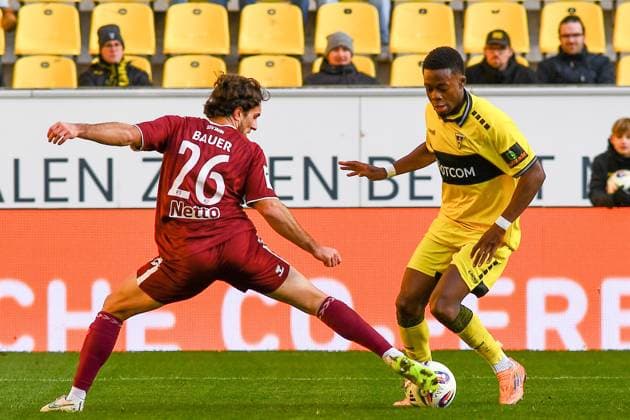 v li Benedikt Bauer Jahn Regensburg, 26 , Emmanuel Chinedu Elekwa Alemannia Aachen, 14 , duel, duel, tackle, tackling, dynamics, action, action, 22 11 2025, Aachen Germany , Football, 3 Liga, TSV Alemannia Aachen Jahn Regensburg, Football, 3 Liga, TSV Alemannia Aachen Jahn Regensburg, DFB DFL REGULATIONS PROHIBIT ANY USE OF PHOTOGRAPHS AS IMAGE SEQUENCES AND OR QUASI VIDEO xmhx