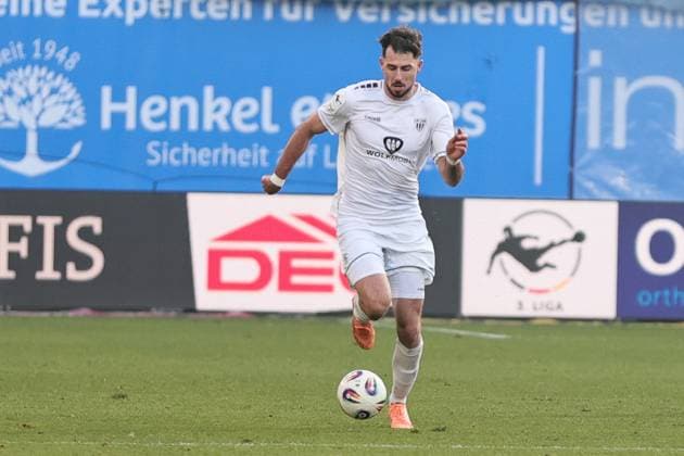 22 11 2025, Soccer, Men, 15 Matchday Third League 3 League Season 2025 2026 FC Hansa Rostock FC Schweinfurt 05 Lucas Zeller FC Schweinfurt 05, 06 with ball at foot, single picture Rostock Ostseestadion Mecklenburg Vorpommern Germany