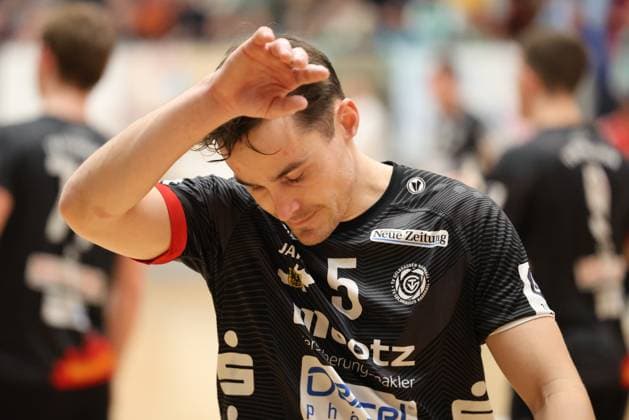 22 11 2025, Handball, Men, 3 Liga, Staffel Süd West, Season 2025 2026, HG Saarlouis TV Gelnhausen, Yannik Mocken TV Gelnhausen disappointed Saarlouis Stadtgartenhalle Saarland Germany DEU Copyright: xSebastianxBachx