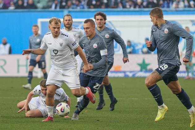 22 11 2025, Football, Men, 15 Matchday Third Division 3 League Season 2025 2026 FC Hansa Rostock FC Schweinfurt 05 From left Johannes Geis FC Schweinfurt 05, 30 with ball against captain Franz Pfanne FC Hansa Rostock, 23 Rostock Ostseestadion Mecklenburg Vorpommern Germany
