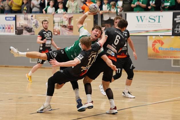 22 11 2025, Handball, Men, 3 League, Season South West, Season 2025 2026, HG Saarlouis TV Gelnhausen, Joshua Reitz HG Saarlouis , Fynn Hilb TV Gelnhausen Saarlouis Stadtgartenhalle Saarland Germany DEU Copyright: xSebastianxBachx
