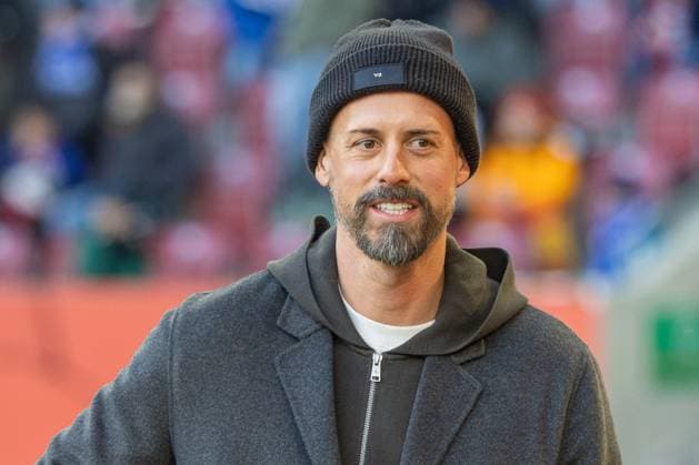 Head coach Sandro Wagner FC Augsburg looks and smiles, FC Augsburg vs Hamburger SV, Football, 1 Bundesliga, Matchday 11, 22 11 2025 DFB regulations prohibit any use of photographs as image sequences and or quasi video Augsburg Bayern Germany Copyright: xkolbert-press PeterxFastlx