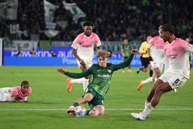 VfL vs Leverkusen, 1 BL Wolfsburg, 22 11 2025, FOOTBALL VfL Wolfsburg vs Bayer 04 Leverkusen, 1 BL, Season 2025 26 Jan Bürger VfL Wolfsburg , Loic Bade Bayer 04 Leverkusen Wolfsburg