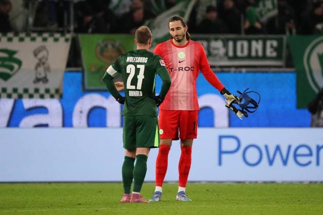VfL vs Leverkusen, 1 BL Wolfsburg, 22 11 2025, FOOTBALL VfL Wolfsburg vs Bayer 04 Leverkusen, 1 BL, Season 2025 26 End of match, Maximilian Arnold VfL Wolfsburg , Goalkeeper Kamil Grabara VfL Wolfsburg Wolfsburg