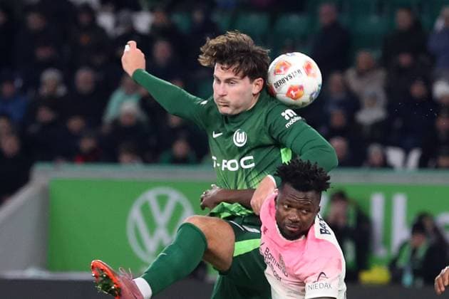 VfL vs Leverkusen, 1 BL Wolfsburg, 22 11 2025, FOOTBALL VfL Wolfsburg vs Bayer 04 Leverkusen, 1 BL, Season 2025 26 Jonas Wind VfL Wolfsburg , Edmond Tapsoba Bayer 04 Leverkusen , Wolfsburg
