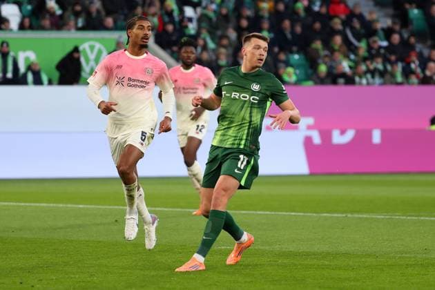 VfL vs Leverkusen, 1 BL Wolfsburg, 22 11 2025, FOOTBALL VfL Wolfsburg vs Bayer 04 Leverkusen, 1 BL, Season 2025 26 Loic Bade Bayer 04 Leverkusen , Dzenan Pejcinovic VfL Wolfsburg Wolfsburg
