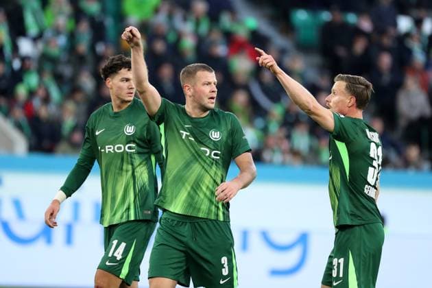 VfL vs Leverkusen, 1 BL Wolfsburg, 22 11 2025, FOOTBALL VfL Wolfsburg vs Bayer 04 Leverkusen, 1 BL, Season 2025 26 Denis Vavro VfL Wolfsburg , Yannick Gerhardt VfL Wolfsburg Wolfsburg