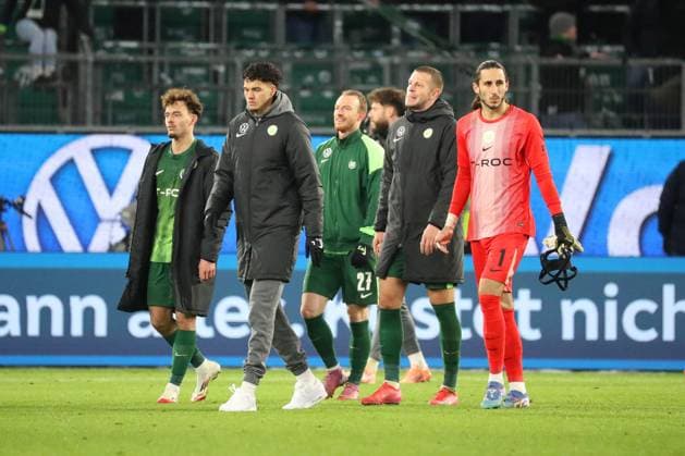 VfL vs Leverkusen, 1 BL Wolfsburg, 22 11 2025, FOOTBALL VfL Wolfsburg vs Bayer 04 Leverkusen, 1 BL, Season 2025 26 End of match, Aaron Zehnter VfL Wolfsburg , Jenson Seelt VfL Wolfsburg , Maximilian Arnold VfL Wolfsburg , Goalkeeper Kamil Grabara VfL Wolfsburg , Denis Vavro VfL Wolfsburg Wolfsburg