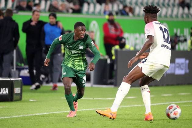 VfL vs Leverkusen, 1 BL Wolfsburg, 22 11 2025, FOOTBALL VfL Wolfsburg vs Bayer 04 Leverkusen, 1 BL, Season 2025 26 Saël Kumbedi VfL Wolfsburg , Edmond Tapsoba Bayer 04 Leverkusen Wolfsburg