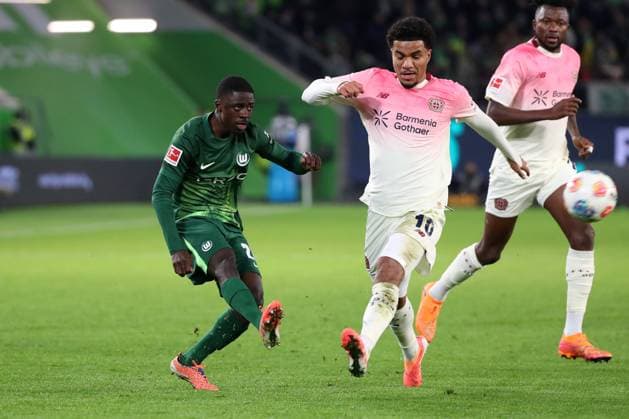 VfL vs Leverkusen, 1 BL Wolfsburg, 22 11 2025, FOOTBALL VfL Wolfsburg vs Bayer 04 Leverkusen, 1 BL, Season 2025 26 Saël Kumbedi VfL Wolfsburg , Malik Tillmann Bayer 04 Leverkusen Wolfsburg