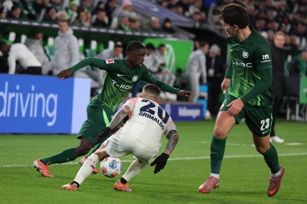 VfL vs Leverkusen, 1 BL Wolfsburg, 22 11 2025, FOOTBALL VfL Wolfsburg vs Bayer 04 Leverkusen, 1 BL, Season 2025 26 Saël Kumbedi VfL Wolfsburg , Alejandro Grimaldo Bayer 04 Leverkusen Wolfsburg