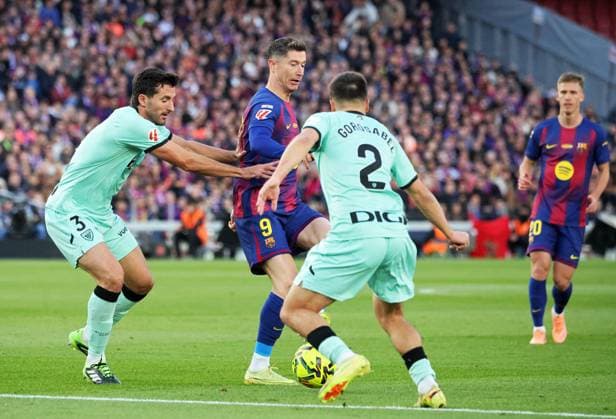 FC Barcelona, Barca v Athletic Club - LaLiga EA Sports Robert Lewandowski, Andoni Gorosabel, and Dani Vivian play during the match between FC Barcelona and Athletic Club, corresponding to week 13 of LaLiga EA Sports, at the Spotify Camp Nou, in Barcelona, Spain, on November 22, 2025. Barcelona Barcelona Spain  Copyright: xUrbanandsportx originalFilename:urbanandsport-fcbarcel251122_np5Jp.jpg