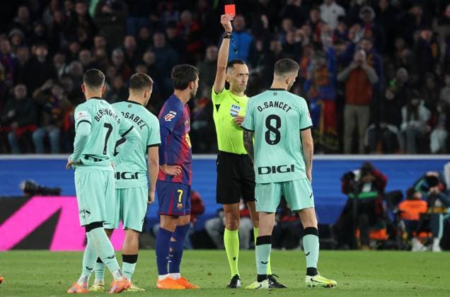 FC Barcelona, Barca v Athletic Club - LaLiga EA Sports Referee Jose Maria Sanchez shows a red card to Oihan Sancet during the match between FC Barcelona and Athletic Club, corresponding to week 13 of LaLiga EA Sports, played at the Spotify Camp Nou in Barcelona, Spain, on November 22, 2025. Barcelona Barcelona Spain  Copyright: xUrbanandsportx originalFilename:urbanandsport-fcbarcel251122_npTlM.jpg