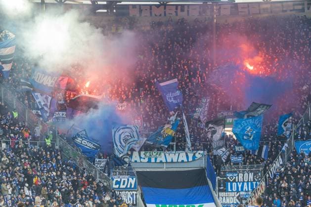 Sportvorstand Stefan Kuntz HSV Ultras mit Pyro Pyrotechnische Gegenstaende Bengalos Bengalische Feuer Feuerwerkskoerper, FC Augsburg vs Hamburger SV, Fußball, 1 Bundesliga, 11 Spieltag, 22 11 2025 DFB regulations prohibit any use of photographs as image sequences and or quasi video Copyright: xkolbert-press PeterxFastlx