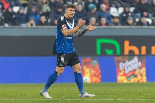 Nicolai Remberg Hamburger SV gesticulates, gestures, FC Augsburg vs Hamburger SV, Football, 1 Bundesliga, 11 Matchday, 22 11 2025 DFB regulations prohibit any use of photographs as image sequences and or quasi video Augsburg Bayern Germany Copyright: xkolbert-press PeterxFastlx