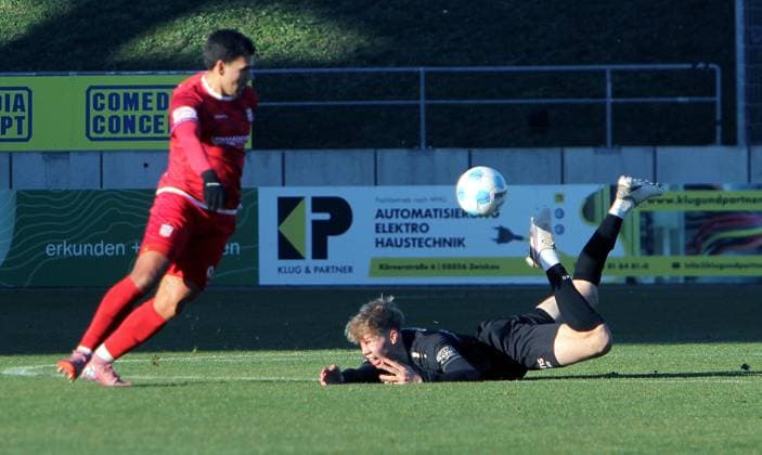 Ventral landing by Julius Bochmann Chemnitz , left Cemal Sezer Zwickau Football Regionalliga Nordost 2025 26 FSV Zwickau Chemnitzer FC 4 0 on 22 11 2025 FSV Zwickau Chemnitzer FC