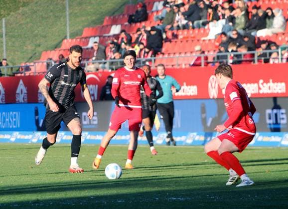 Dejan Bozic Chemnitz in attack , on the right Veron Dobruna Zwickau and Kilian Senkbeil Zwickau Soccer Regionalliga Nordost 2025 26 FSV Zwickau Chemnitzer FC 4 0 on 22 11 2025 FSV Zwickau Chemnitzer FC