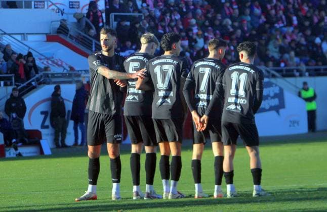 Dejan Bozic Chemnitz, left positions the CFC defense block before a free kick Soccer Regionalliga Nordost 2025 26 FSV Zwickau Chemnitzer FC 4 0 on 22 11 2025 FSV Zwickau Chemnitzer FC