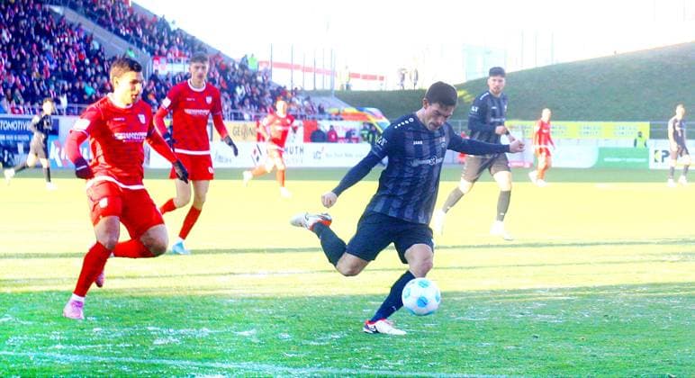 Roman Eppendorfer Chemnitz on the ball Football Regionalliga Nordost 2025 26 FSV Zwickau Chemnitzer FC 4 0 on 22 11 2025 FSV Zwickau Chemnitzer FC