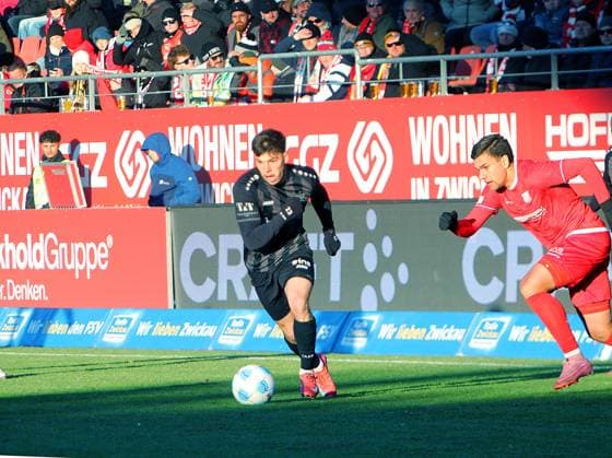 Maurizio Grimaldi Chemnitz on the ball , right Cemal Sezer Zwickau Football Regionalliga Nordost 2025 26 FSV Zwickau Chemnitzer FC 4 0 on 22 11 2025 FSV Zwickau Chemnitzer FC