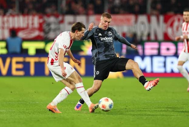 22 11 2025, Football Bundesliga, 1 FC Köln Eintracht Frankfurt, v l , Jakub Kaminski 1 FC Köln , Rasmus Kristensen Eintracht Frankfurt DFL DFB REGULATIONS PROHIBIT ANY USE OF PHOTOGRAPHS AS IMAGE SEQUENCES AND OR QUASI VIDEO xdcx Copyright: HMBxMedia Claus