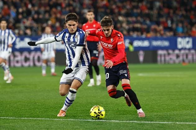 (L-R) Jon Gorrotxategi (Sociedad), Aimar Oroz (Osasuna), NOVEMBER 22, 2025 - Football Soccer : Spanish La Liga EA Sports match between CA Osasuna - Real Sociedad at the Estadio El Sadar in Pamplona, Spain. Noxthirdxpartyxsales  aflo_311249580