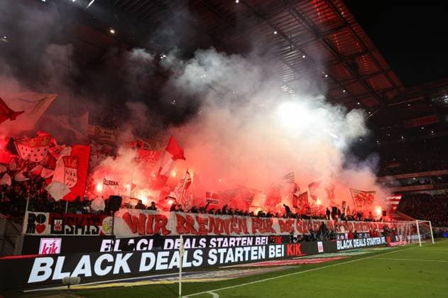 22 11 2025, Football Bundesliga, 1 FC Köln Eintracht Frankfurt, v l , Köln Fans ignite pyrotechnics, pyro, smoke, fire, bengalos, smoke bombs, pirotecnica, fumo, fuoco, sparklers DFL DFB REGULATIONS PROHIBIT ANY USE OF PHOTOGRAPHS AS IMAGE SEQUENCES AND OR QUASI VIDEO xdcx Copyright: HMBxMedia Claus