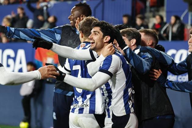 Goncalo Guedes (Sociedad), NOVEMBER 22, 2025 - Football Soccer : Guedes celebrate with team players after his goal during Spanish La Liga EA Sports match between CA Osasuna - Real Sociedad at the Estadio El Sadar in Pamplona, Spain. Noxthirdxpartyxsales  aflo_311249730