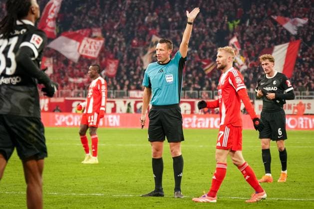 Germany Soccer Bundesliga 2025 26, 11 Matchday FC Bayern vs SC Freiburg Allianz Arena Munich Referee Sven Jablonski Bremen Munich Bayern Germany Copyright: xJOERANxSTEINIEKx