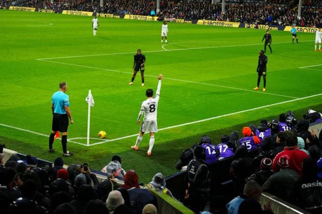 Harry Wilson of Fulham signals before taking a corner Fulham v Sunderland, Premier League, Football, Craven Cottage, London, UK - 22 Nov 2025London Craven Cottage United Kingdom EDITORIAL USE ONLY No use with unauthorised audio, video, data, fixture lists, club league logos or live services. Online in-match use limited to 120 images, no video emulation. No use in betting, games or single club league player publications.  Copyright: xJavierxGarcia Shutterstockx 15860647ds