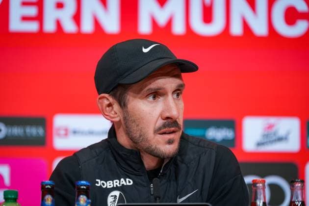 Germany Soccer Bundesliga 2025 26, 11 Matchday FC Bayern vs SC Freiburg Allianz Arena Munich Julian Schuster SC Freiburg, Coach Copyright: xJOERANxSTEINIEKx
