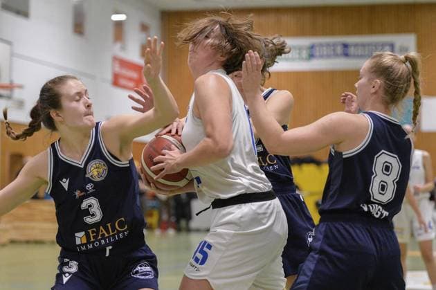2 Basketball Bundesliga, Women New Basket Oberhausen vs Hürther BC FOR EDITORIAL PURPOSES ONLY p Maja Manten, center, in the fight against Sophia Trefzger, left, and Maia Voigt, right, on Saturday, 22 11 2025, in the game New Basket Oberhausen against Hürther BC at Halle Ost in Oberhausen New Basket Oberhausen, white jerseys, plays against Hürther BC, blue jerseys, in the Womens 2 Basketball Bundesliga, season 2025 2026 Germany NRW Oberhausen Copyright OleksandrxVoskresenskyi Copyright: OleksandrxVoskresenskyi doc83dneofw76wimumgo36 ,EDITORIAL USE ONLY Copyright: OleksandrxVoskresenskyi
