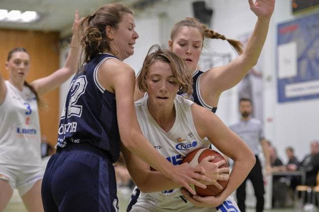 2 Basketball Bundesliga, Women New Basket Oberhausen vs Hürther BC FOR EDITORIAL PURPOSES ONLY p Maja Manten, center, in action against Lea Förster, left, and Lena Susann Jatsch, right, on Saturday, 22 11 2025, in the game New Basket Oberhausen against Hürther BC in the Halle Ost in Oberhausen New Basket Oberhausen, white jerseys, plays against Hürther BC, blue jerseys, in the Womens 2 Basketball Bundesliga, season 2025 2026 Germany NRW Oberhausen Copyright OleksandrxVoskresenskyi Copyright: OleksandrxVoskresenskyi doc83dneorztpj4tg5268v ,EDITORIAL USE ONLY Copyright: OleksandrxVoskresenskyi