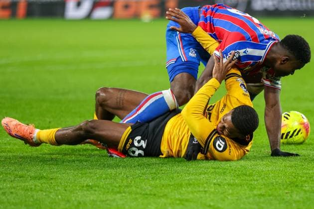 Wolverhampton Wanderers v Crystal Palace - Premier League Jackson Tchatchoua of Wolverhampton Wanderers loses out to the challenge by Marc Guehi of Crystal Palace during the Premier League match between Wolverhampton Wanderers and Crystal Palace at Molineux in Wolverhampton, England, on November 22, 2025. Wolverhampton West Midlands United Kingdom  Copyright: xMIxNewsx originalFilename:fletcher-wolverha251122_npw01.jpg