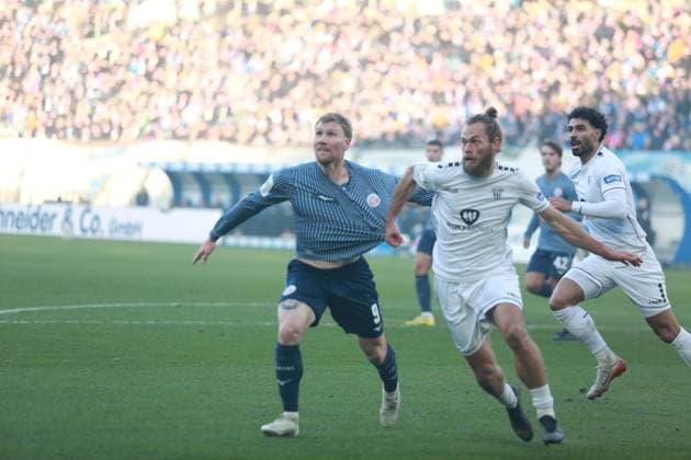 Soccer I Men I Season 2025 26 I 3 Liga I 15 Matchday I F C Hansa Rostock 1 FC Schweinfurt I 22 11 2025 Andreas Voglsammer 9, F C Hansa Rostock in duel with Kristian Böhnlein 13, 1 FC Schweinfurt 05 Rostock Ostseestadion Mecklenburg Vorpommern Germany Copyright: xLobeca AndreasxKnothex