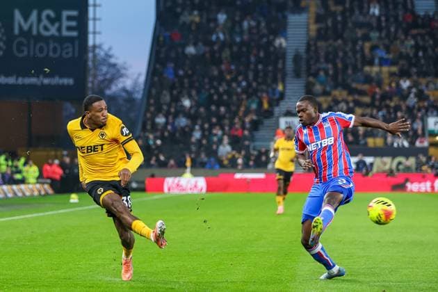Wolverhampton Wanderers v Crystal Palace - Premier League Jackson Tchatchoua of Wolverhampton Wanderers fires the ball past the outstretched leg of Tyrick Mitchell of Crystal Palace during the Premier League match between Wolverhampton Wanderers and Crystal Palace at Molineux in Wolverhampton, England, on November 22, 2025. Wolverhampton West Midlands United Kingdom  Copyright: xMIxNewsx originalFilename:fletcher-wolverha251122_npHrc.jpg