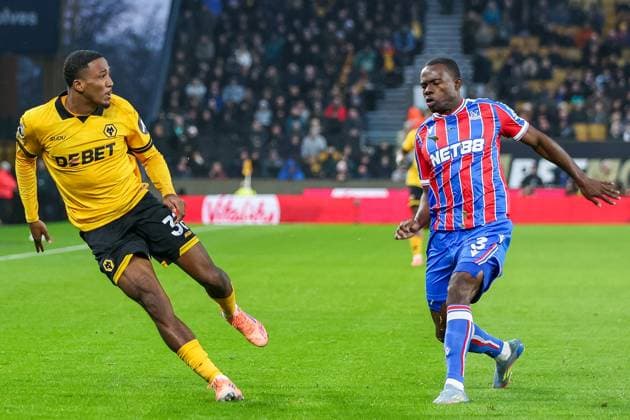 Wolverhampton Wanderers v Crystal Palace - Premier League Jackson Tchatchoua of Wolverhampton Wanderers and Tyrick Mitchell of Crystal Palace are in action during the Premier League match between Wolverhampton Wanderers and Crystal Palace at Molineux in Wolverhampton, England, on November 22, 2025. Wolverhampton West Midlands United Kingdom  Copyright: xMIxNewsx originalFilename:fletcher-wolverha251122_npoTB.jpg