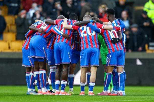 Wolverhampton Wanderers v Crystal Palace - Premier League The Crystal Palace team huddles ahead of kick-off during the Premier League match between Wolverhampton Wanderers and Crystal Palace at Molineux in Wolverhampton, England, on November 22, 2025. Wolverhampton West Midlands United Kingdom  Copyright: xMIxNewsx originalFilename:fletcher-wolverha251122_npx5I.jpg