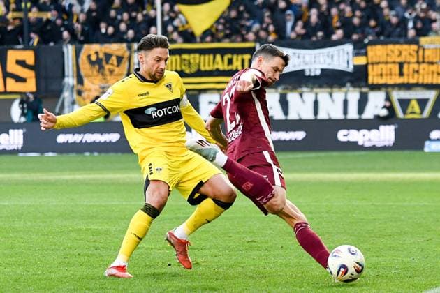 v li Sasa Strujic Alemannia Aachen, 5 , Sebastian Stolze Jahn Regensburg, 22 , duel, duel, tackle, tackling, dynamics, action, action, 22 11 2025, Aachen Germany , Football, 3 Liga, TSV Alemannia Aachen Jahn Regensburg, Football, 3 Liga, TSV Alemannia Aachen Jahn Regensburg, DFB DFL REGULATIONS PROHIBIT ANY USE OF PHOTOGRAPHS AS IMAGE SEQUENCES AND OR QUASI VIDEO xmhx