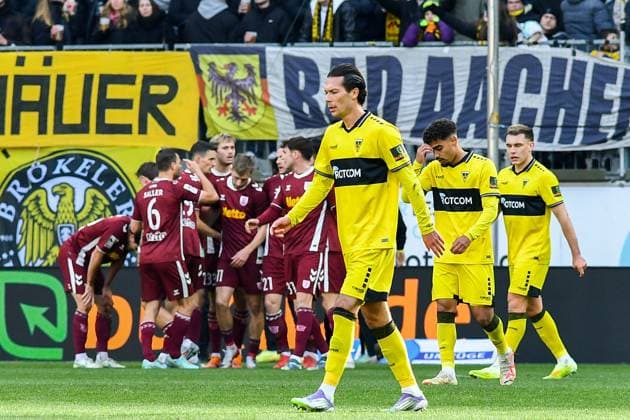 The players of Alemannia Aachen after conceding the goal to 0 1 , looking disappointed, disappointment, frustration, disappointed, pessimistic, action, action scene, action, 22 11 2025, Aachen Germany , Football, 3 Liga, TSV Alemannia Aachen Jahn Regensburg, Soccer, 3 Liga, TSV Alemannia Aachen Jahn Regensburg, DFB DFL REGULATIONS PROHIBIT ANY USE OF PHOTOGRAPHS AS IMAGE SEQUENCES AND OR QUASI VIDEO xmhx